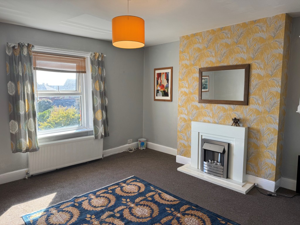 Lot: 139 - ONE-BEDROOM FLAT WITH PARKING FOR INVESTMENT OR OCCUPATION - The Living Room